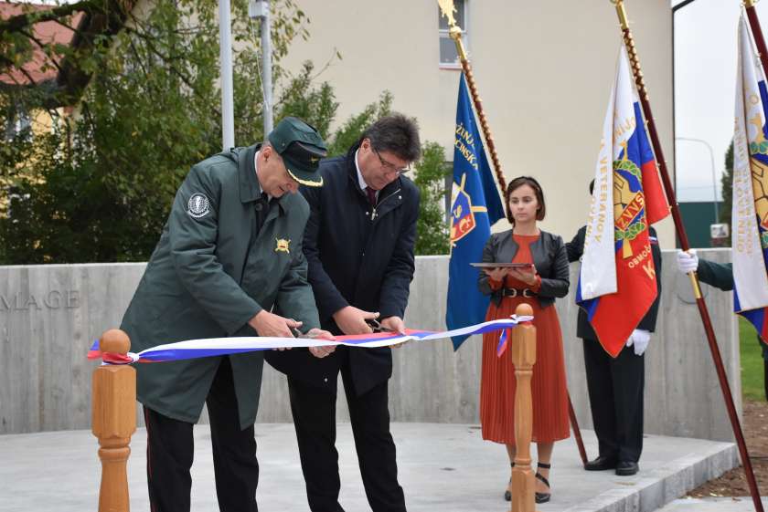 FOTO: V Brežicah svečano odkritje pomnika osamosvojitveni vojni