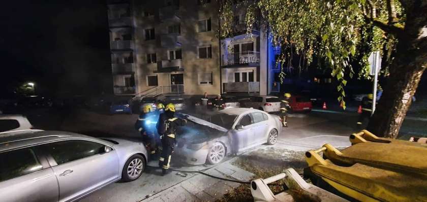 FOTO: V Sevnici ponoči gorel avto