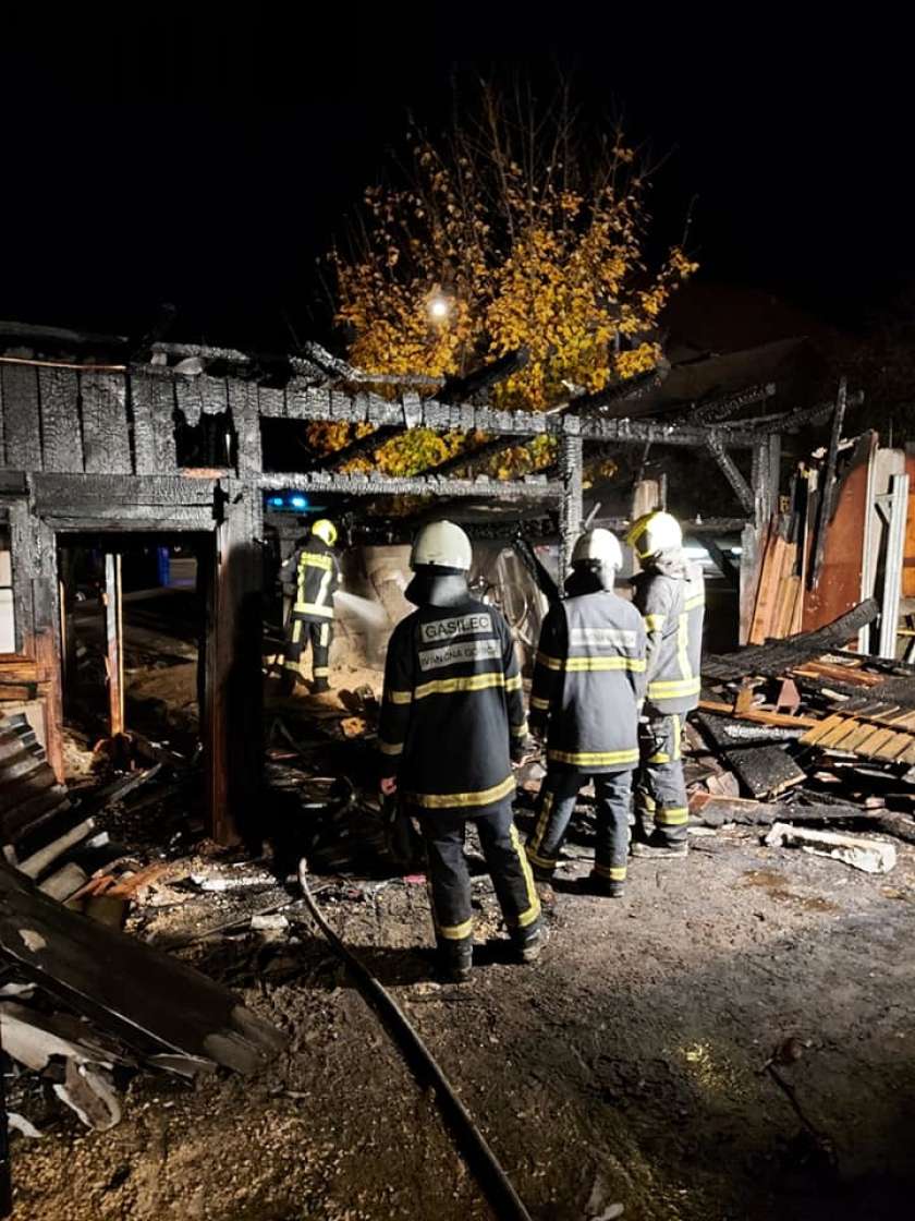 FOTO: Zagorelo sredi noči, požar zajel tudi avto in prikolico