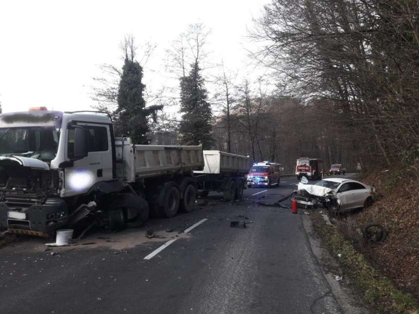 FOTO: Dva poškodovana v trčenju avta in tovornjaka