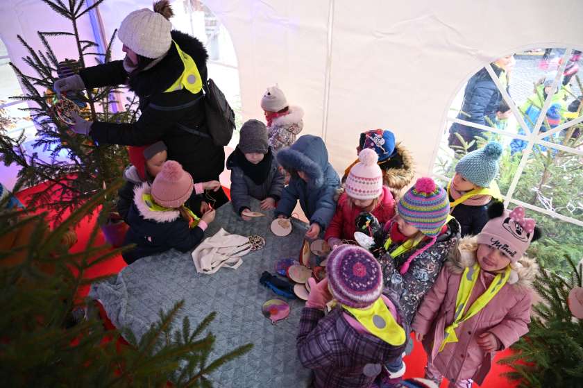 FOTO: Novomeški otroci okrasili smrečice na Glavnem trgu