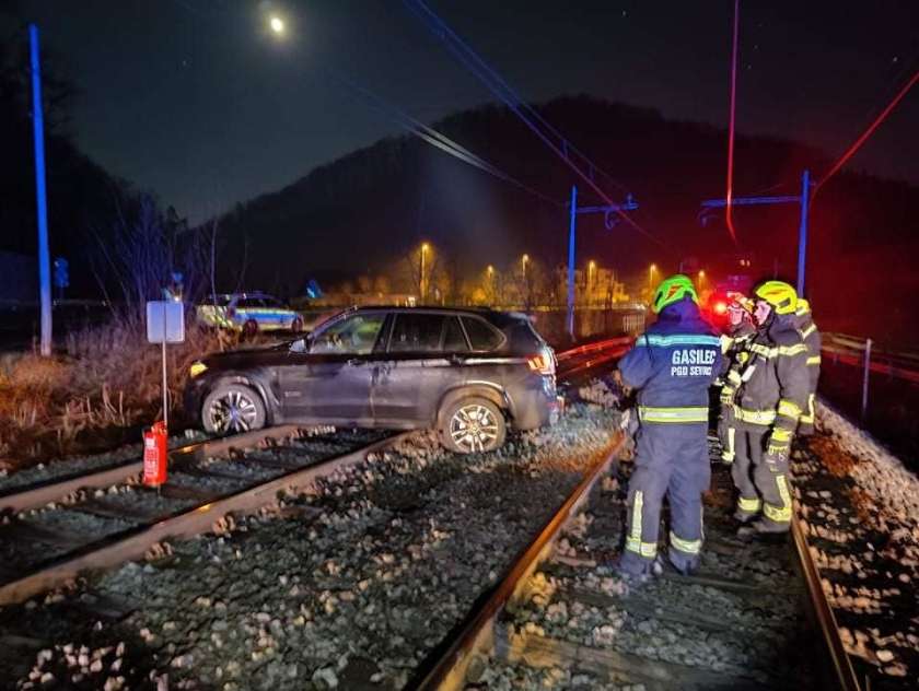 FOTO: Na Gornjem Brezovem trčila vlak in avto