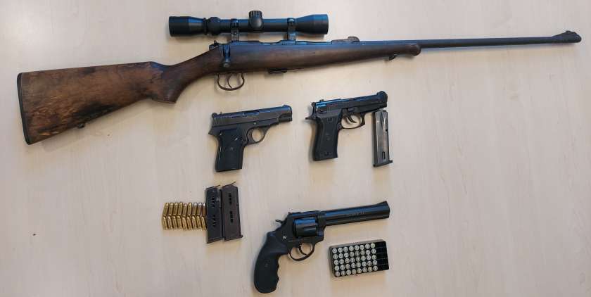 FOTO: V Dobruški vas zasegli orožje, na Obrežju petarde