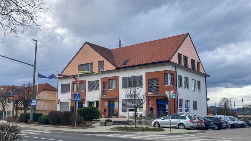 Množica na shodu v Šentjerneju zahtevala ukrepe za reševanje romskih vprašanj
