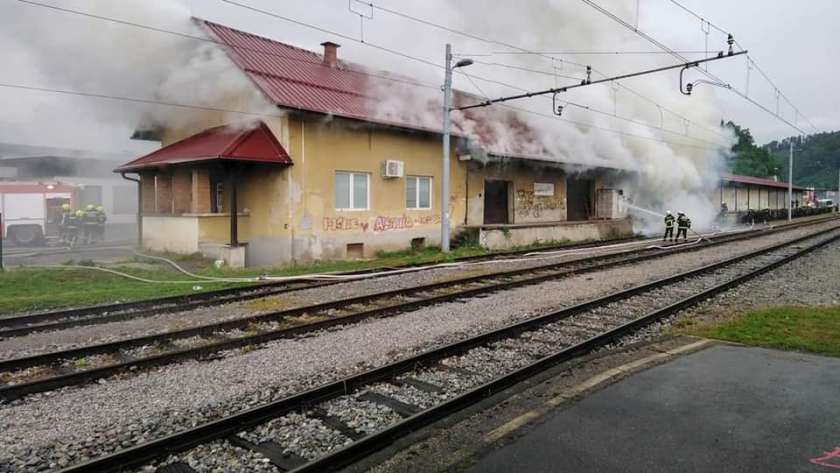 Zagorelo v skladišču železniške postaje v Sevnici
