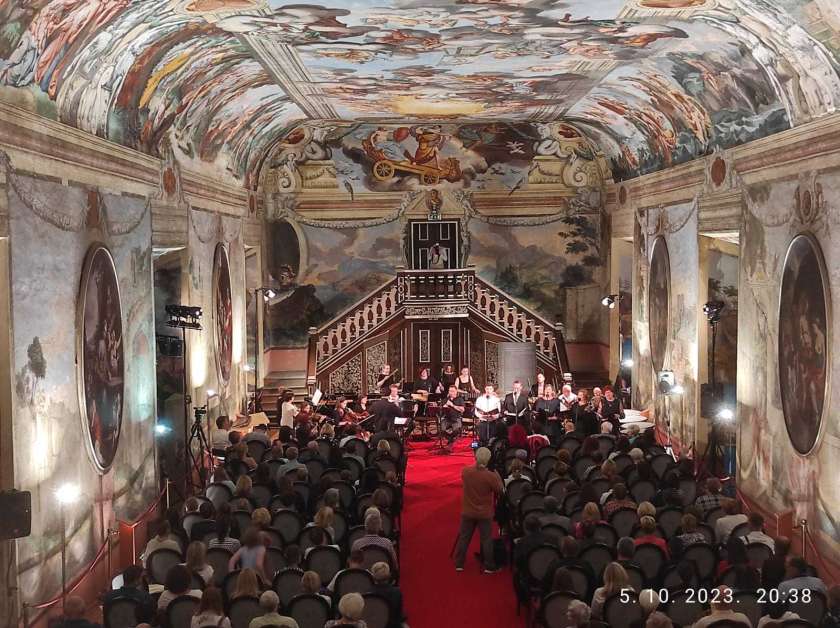 Učiteljski zbor Glasbene šole Brežice s koncertom obeležil svetovni dan učiteljev