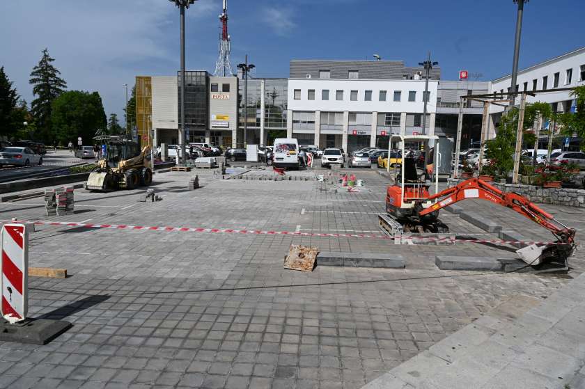 Konec tedna popolna zapora parkirnih površin na Novem trgu