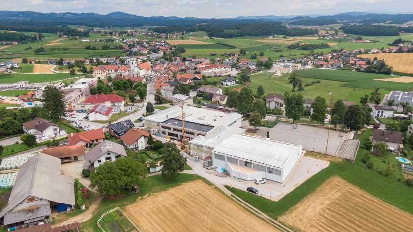 Gradnja prizidka k šoli v Šentvidu pri Stični v polnem teku