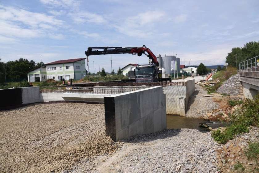 Gradnja novega mostu na cesti proti Spodnji Slivnici lepo poteka