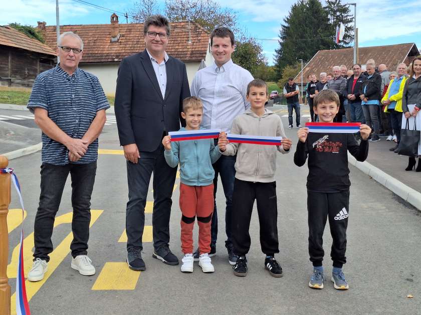 Občina Brežice: Na Žejnem v prazničnem oktobru svečano predali namenu novi pločnik