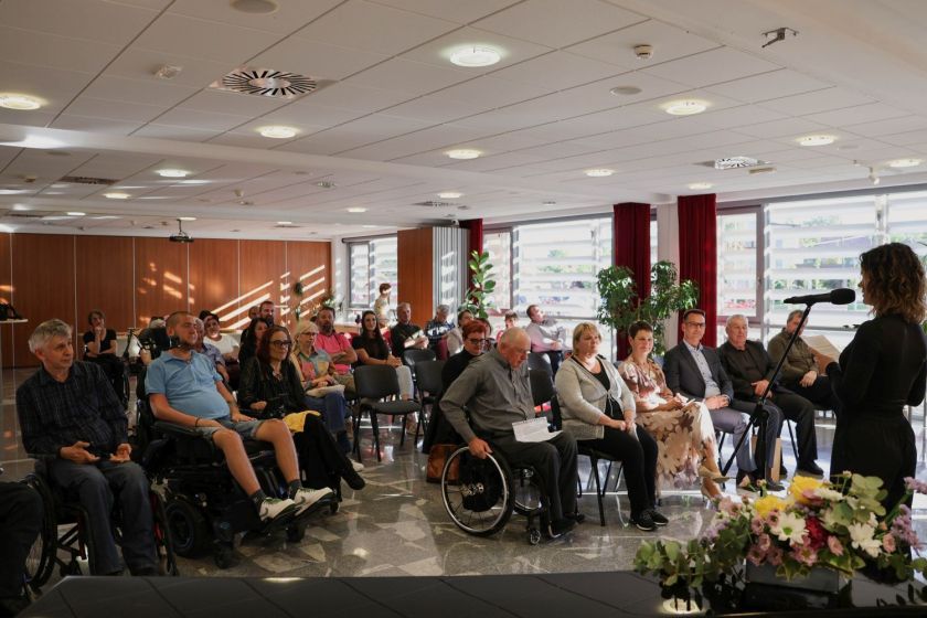Odprtje razstave Zveze paraplegikov Slovenije v Kulturnem centru Semič