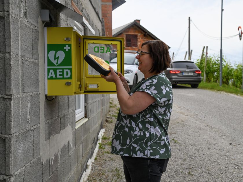 Presladol in Brezovica v Podbočju bogatejša za nova defibrilatorja