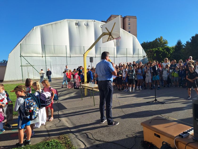 Župan Ivan Molan prvi šolski dan preživel s prvošolci na OŠ Brežice