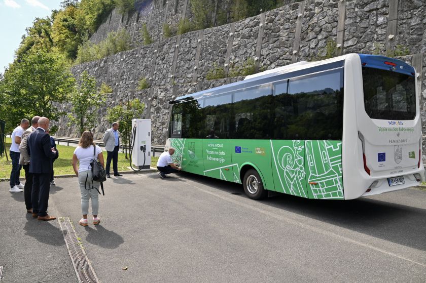 V Krškem uradno predali električni mestni avtobus