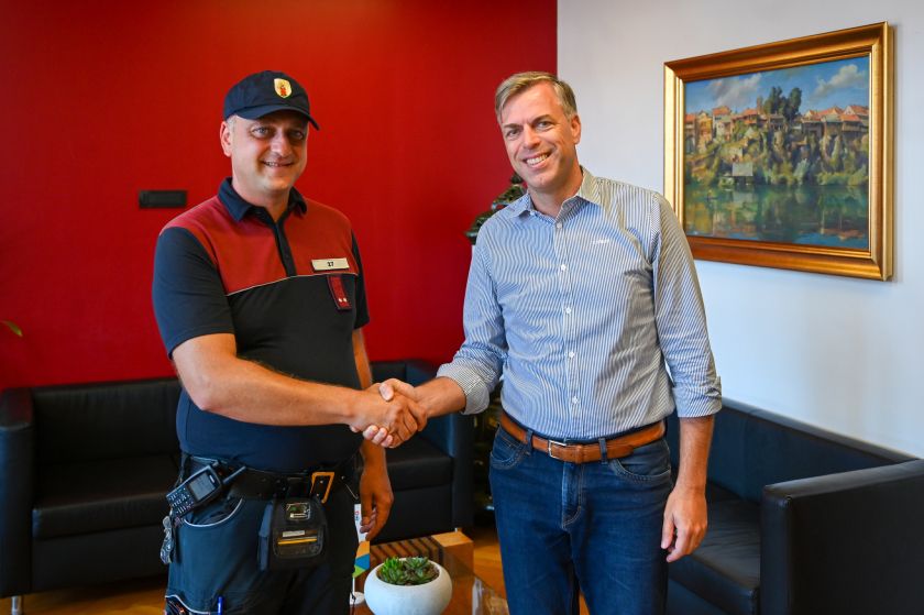 Novomeški redar s hitrim posredovanjem pomagal občanu v stiski