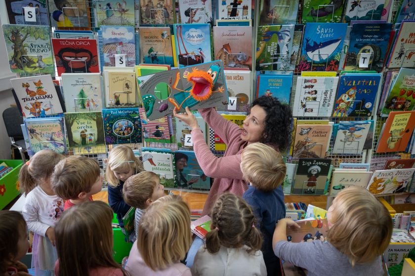 Mlade z obeh strani Kolpe povezujeta branje in kultura