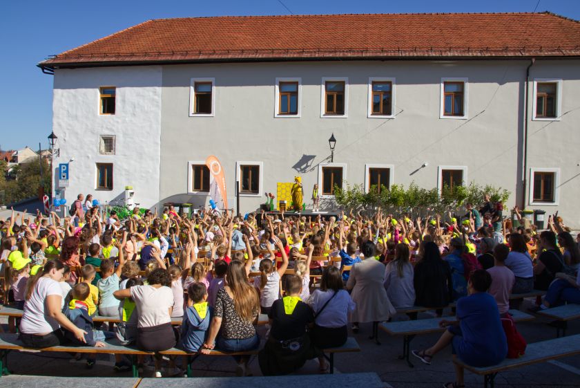 Parkirišče pri Črnomaljskem gradu postalo igrišče