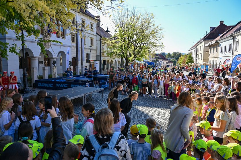 Več kot 800 otrok peš na Dan brez avtomobila