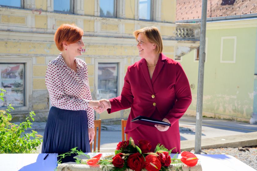 Podpisali pogodbo za obnovo stavbe Konzum