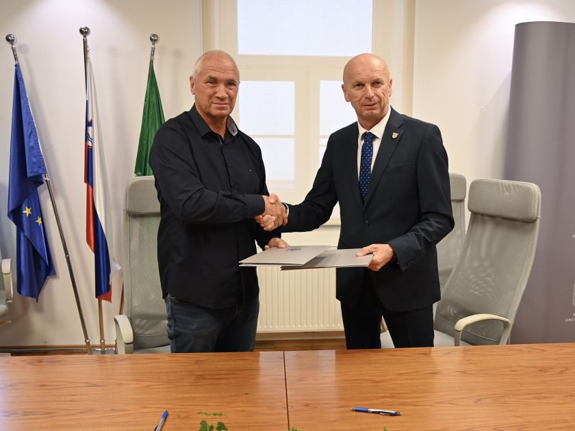 Podpisana pogodba za gradbena in obrtniška dela za ureditev Bohorske koče