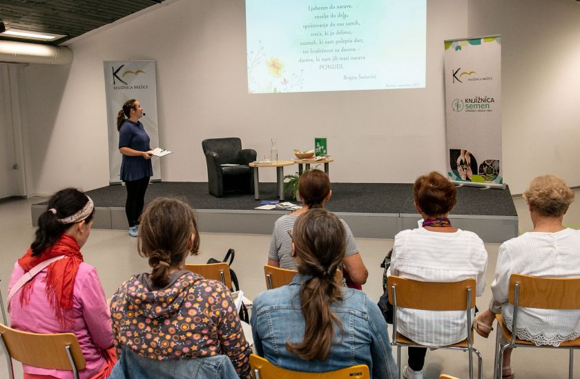 Brigitin vrt v gosteh v dvorani brežiške knjižnice