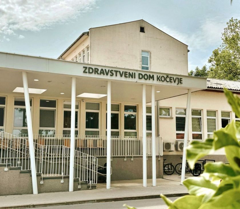 V Kočevju Roma napadla dijaka, enemu zbili zob