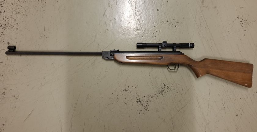 Novomeški policisti med hišno preiskavo zasegli petarde in zračno puško