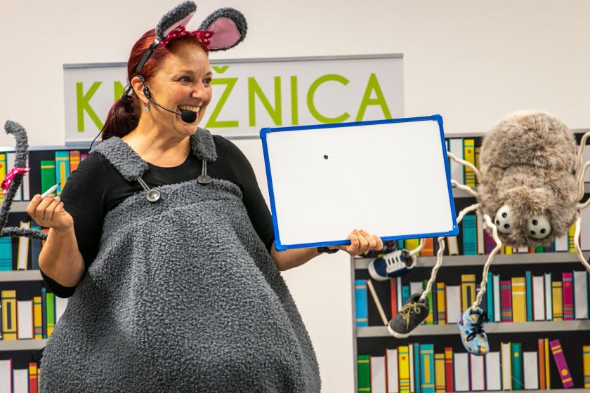 Na dan slovenskih splošnih knjižnic 2025 v Brežicah na obisku miška Minka