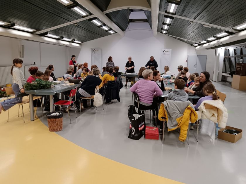 Prihajajoči adventni čas v dvorani brežiške knjižnice