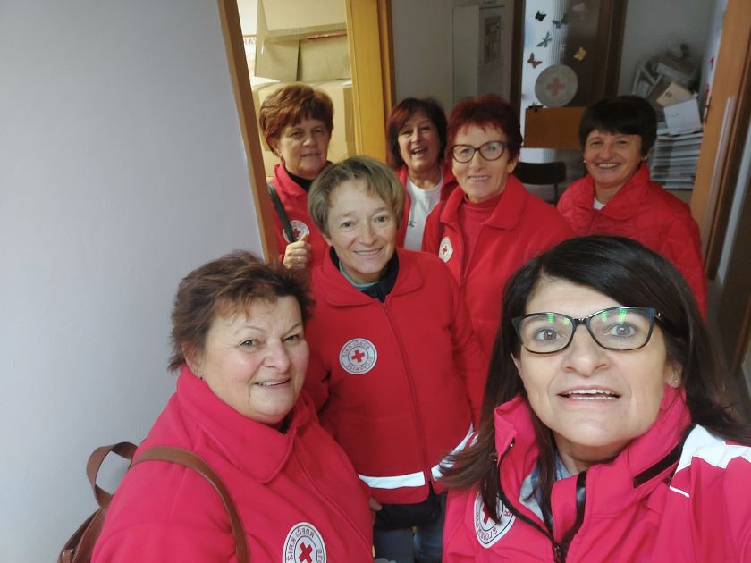 V RK Metlika obiskali in obdarovali starejše