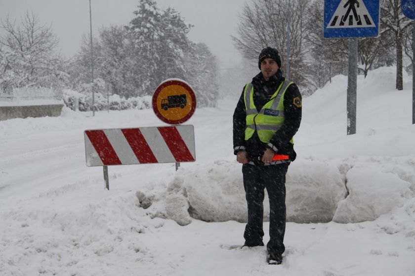 Pod vplivom drog in otrokom v avtu večkrat trčil v varovalno ograjo
