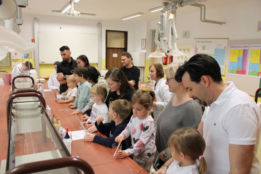Pri mamici in očku v službi na Srednji zdravstveni in kemijski šoli