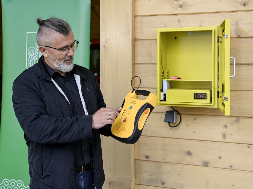 V Kostanjku bogatejši za nov defibrilator