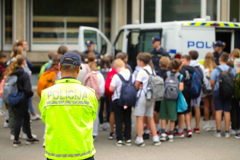 Nagrajenci programa Varno na kolesu spoznali delo policistov