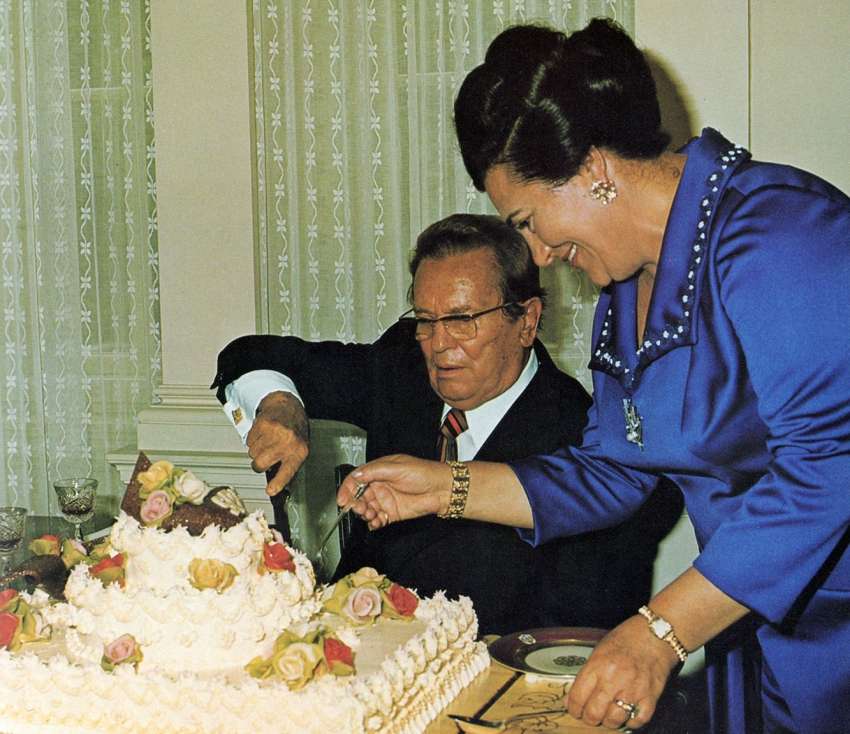 Leta 1952 se je Jovanka poročila s Titom, ki je v Jugoslaviji tako rekoč odločal o življenju in smrti. Dolga leta je živela kot kraljica, nato se je konec 70. let začel njen zaton.