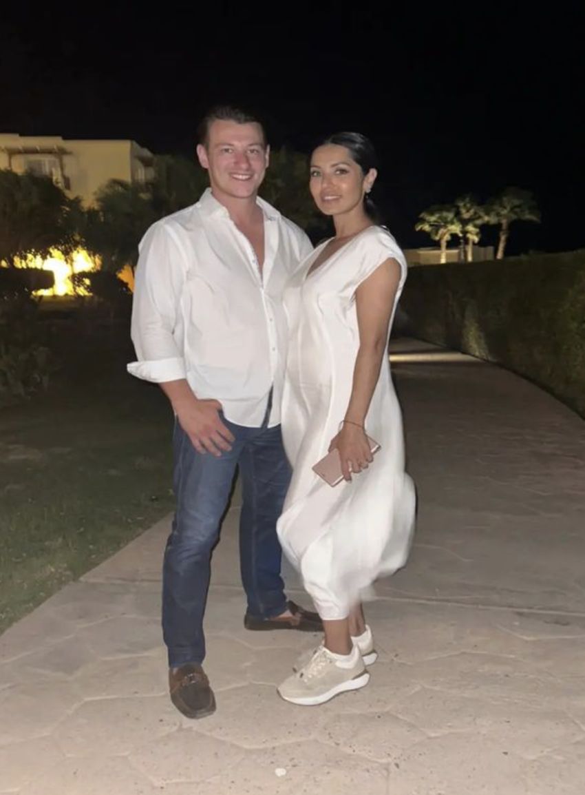 Muki že leta živi in dela v ZDA in ne želi imeti zakona na daljavo, medtem ko Tanja razmišlja o morebitnem koncu svoje kariere.