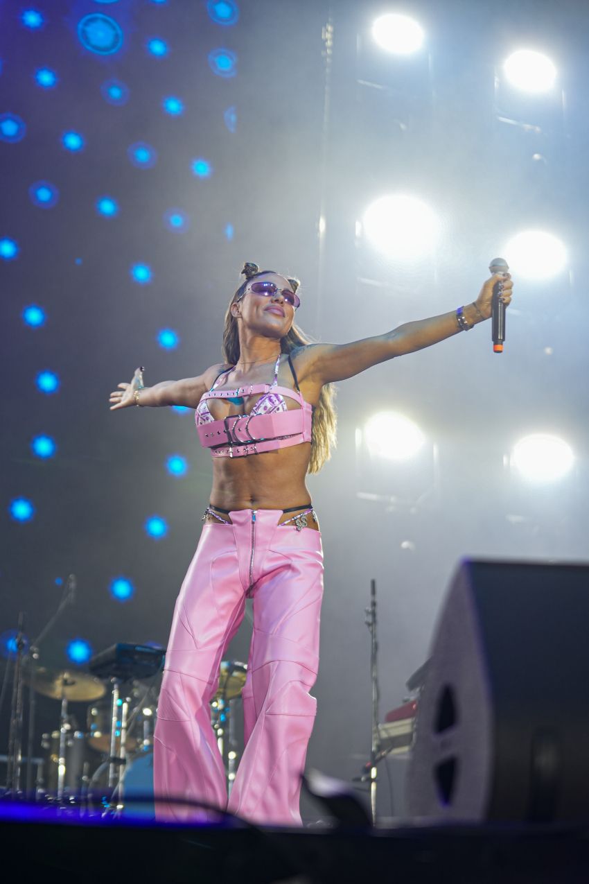 Zapeljiva in seksi Sandra Afrika