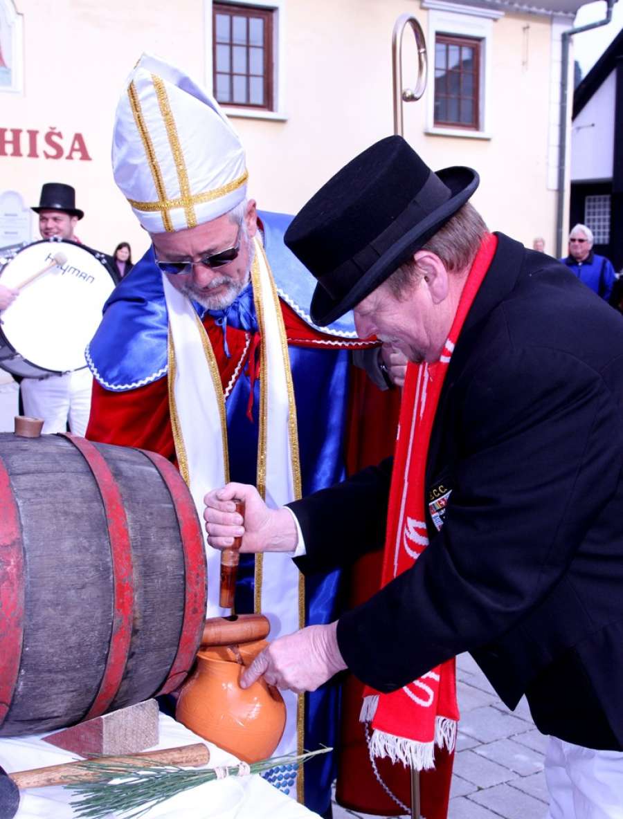 Blagoslovljen mođšt ki je vino postal je daroval šmarški vinogradnik Mihael Fajfar