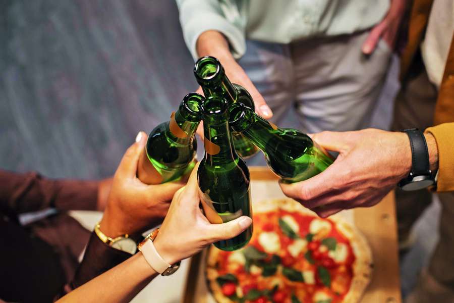 alkohol close-up-hands-holding-drinks