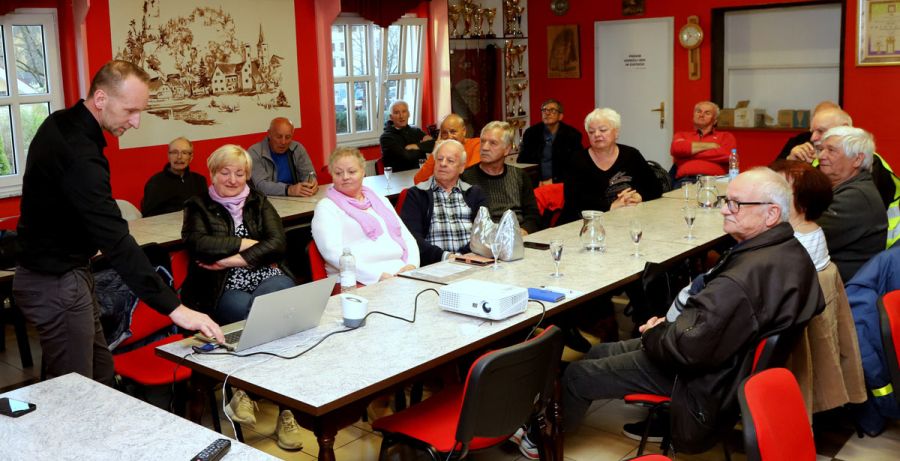 22-slušateljev-DU-Šalek-je-prisluhnilo-zanimivemu-predavanju-policista-om-strokovnjaka-šole-za-usposabljanje-voznikov---Foto-Jože-Miklavc--IMG_8944