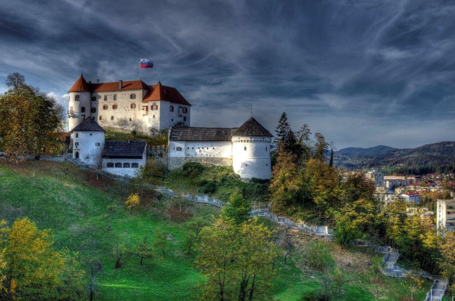 2013-11 zm Pirtovšek Gregor Grad pred nevihto panorama