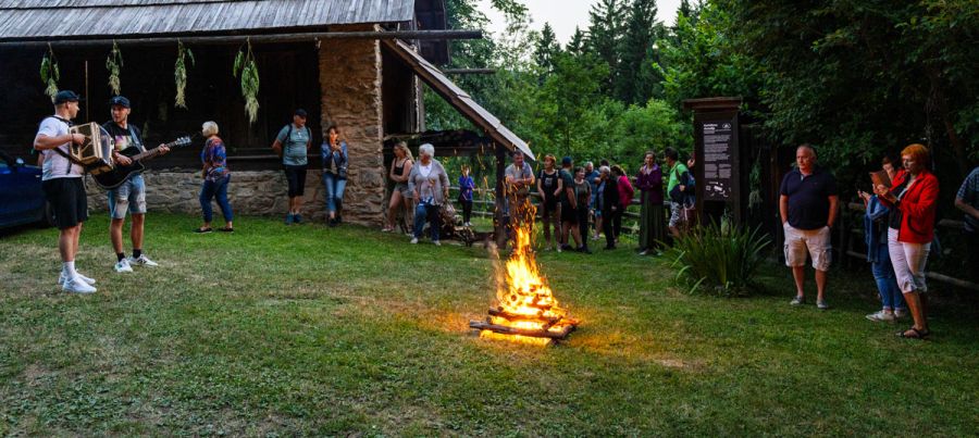 Kresni-ogenj-na-Kavčnikovi-domačiji;-foto-Tanja-Verboten