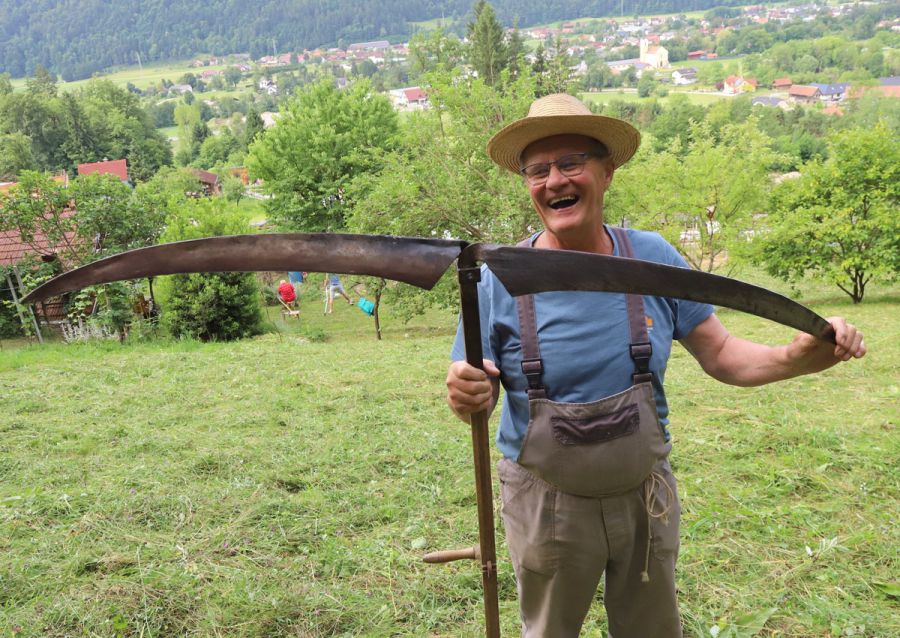 Konrad-Marolt-Kondi--folklorist-Oštarije-ki-s-koso-brije-na-dve-strani_5791