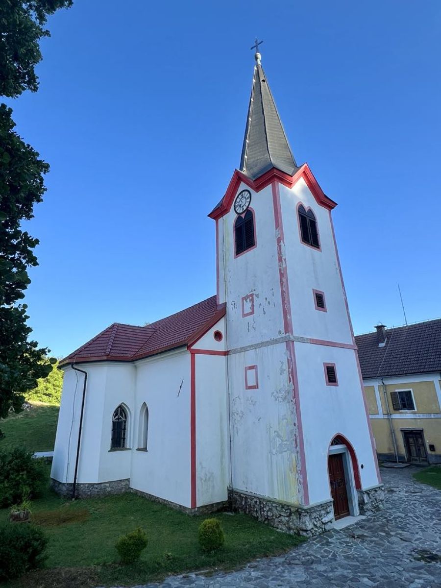 Cerkev sv. Jošt Paški Kozjak, julij 2025 (1)