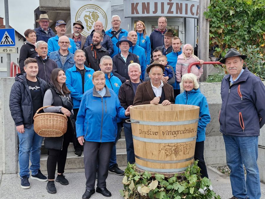 darovalci-grozdja---trganje-občinske-trte