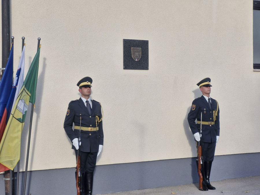 Spominsko obeležje v Škalah