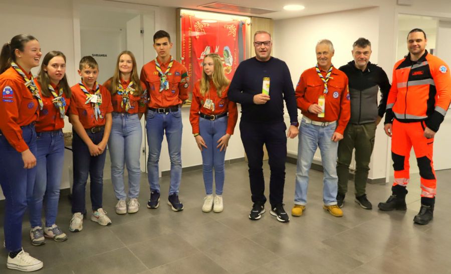 NČ--Skavte-z-lučkami-iz--Betlehema-sprejeli--gasilci-in-reševalci---v-gasilskem-domu-PGD-Velenje---Foto-Jože-Miklavc--IMG_1437