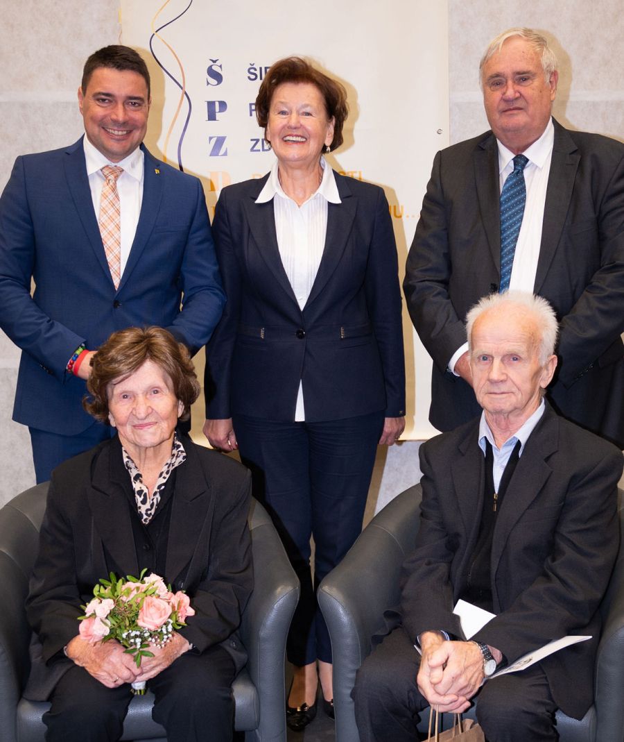 NČ-Platinasta-poročena-jubilanta-Marija-in-Stanko-Avberšek--v-družbi-jubilejnih-pooblaščencev---Foto-arhiv-DU-Paka---2928-(003)