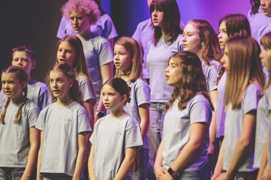 Pozdrav-pomladi-otroci1