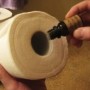 Za osvežitev zraka v kopalnici kapnite nekaj kapljic eteričnega olja v notranjost toaletnega papirja.